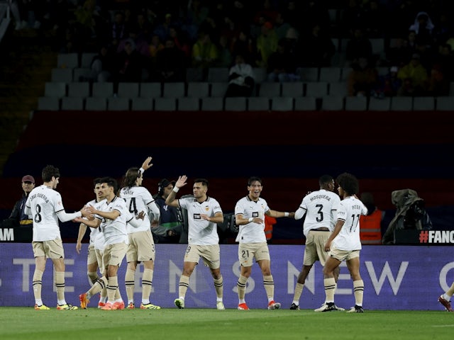 Pepelu của Valencia ăn mừng ghi bàn thắng thứ hai cùng đồng đội vào ngày 29/04/2024