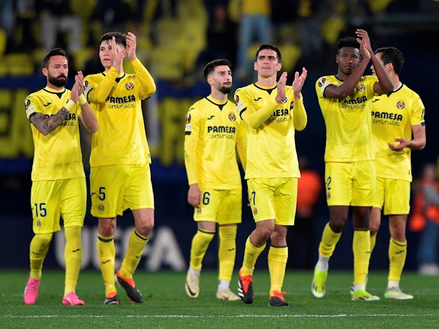 Los jugadores del Villarreal aplauden a la afición tras el partido del 7 de marzo de 2024