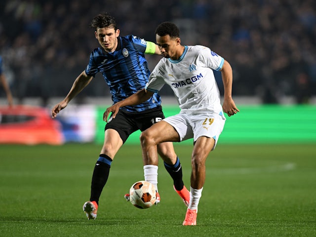 Atalanta BC's Marten de Roon in action with Marseille's Iliman Ndiaye on May 9, 2024