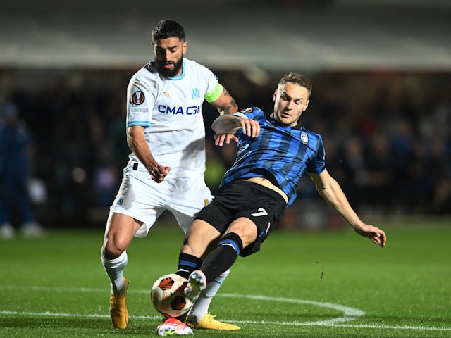 Atalanta BC's Teun Koopmeiners in action with Marseille's Samuel Gigot on May 9, 2024