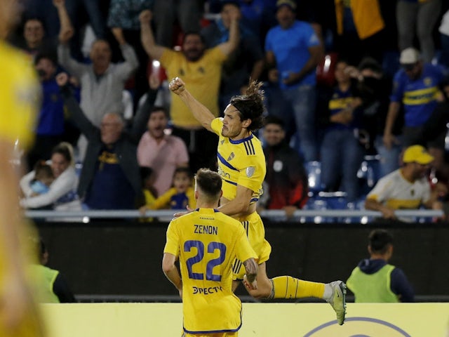 Edinson Cavani của Boca Juniors ăn mừng khi ghi bàn thắng thứ hai với Kevin Zenon của Boca Juniors vào ngày 9 tháng 5 năm 2024