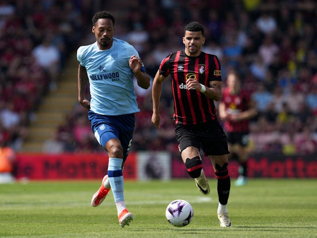 Bournemouth's Dominic Solanke in action with Brentford's Ethan Pinnock on May 11, 2024