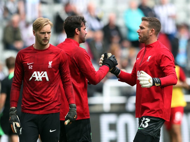 Caoimhin Kelleher, Alisson e Adrian, do Liverpool, durante o aquecimento antes da partida em 27 de agosto de 2023
