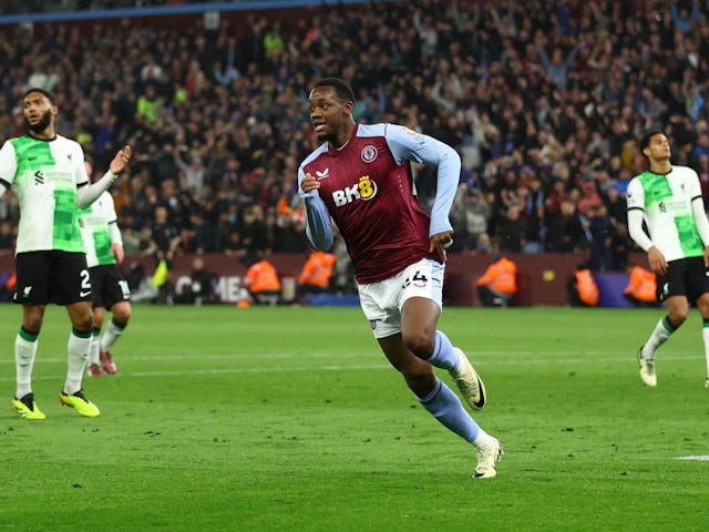 Jhon Duran của Aston Villa ăn mừng khi ghi bàn thắng thứ ba vào ngày 13 tháng 5 năm 2024
