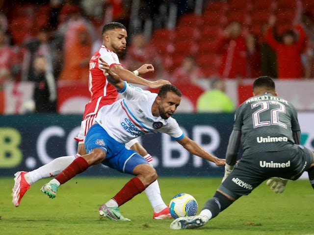 Caio Alexandre in action for Bahia during an April 2024 match