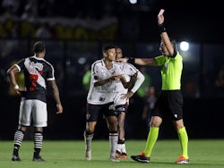 Camutanga is shown a red card during a Vitoria match against Vasca da Gama in 2024