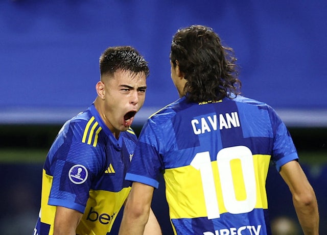 Aaron Anselmino của Boca Juniors ăn mừng khi ghi bàn thắng đầu tiên với Edinson Cavani vào ngày 23 tháng 5 năm 2024