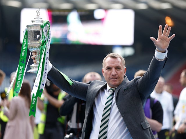 HLV Celtic Brendan Rodgers ăn mừng với chiếc cúp sau khi vô địch Cúp Scotland vào ngày 25 tháng 5 năm 2024