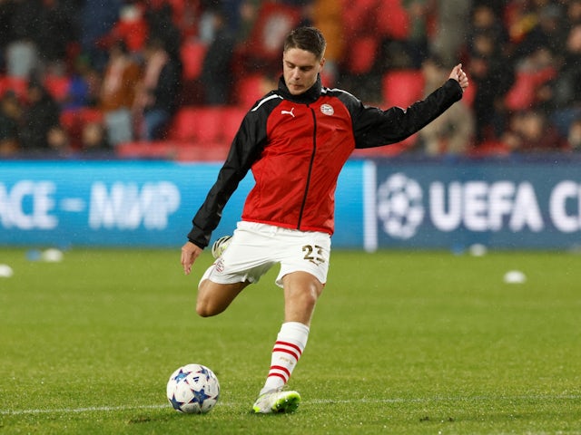 PSV Eindhoven's Joey Veerman during the warm up before the match on November 8, 2023
