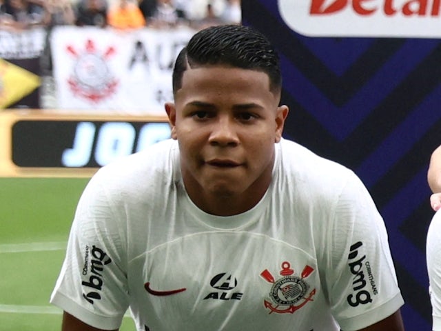 Wesley Gassova của Corinthians chụp ảnh trước trận đấu vào ngày 14 tháng 4 năm 2024