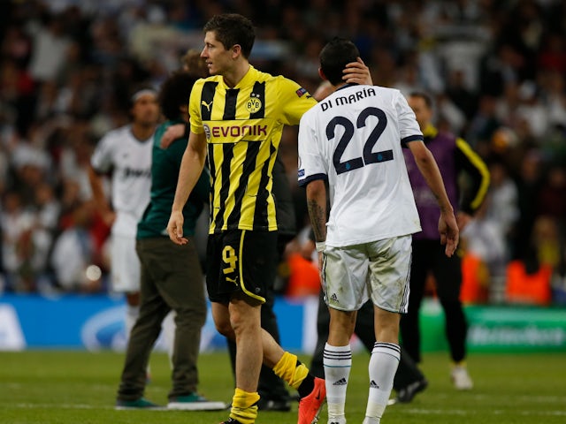 Borussia Dortmund's Robert Lewandowski consoles Real Madrid's Angel Di Maria after the Champions League semi-final second leg on April 30, 2013