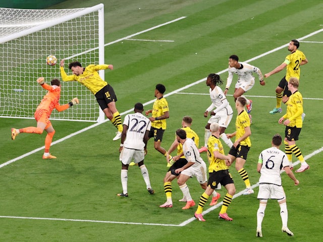 Dani Carvajal, do Real Madrid, marca contra o Borussia Dortmund em 1º de junho de 2024