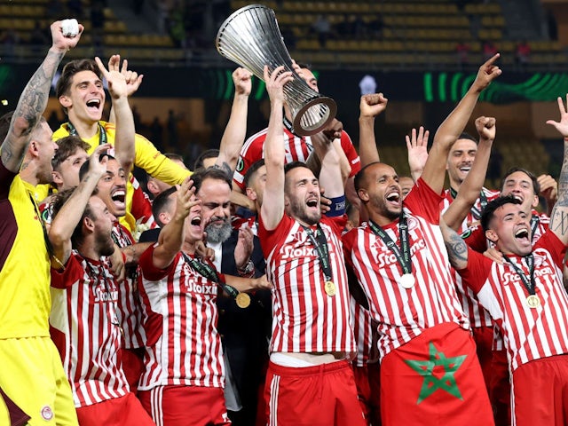 Kostas Fortounis của Olympiacos ăn mừng với chiếc cúp sau khi vô địch Europa Conference League vào ngày 30 tháng 5 năm 2024