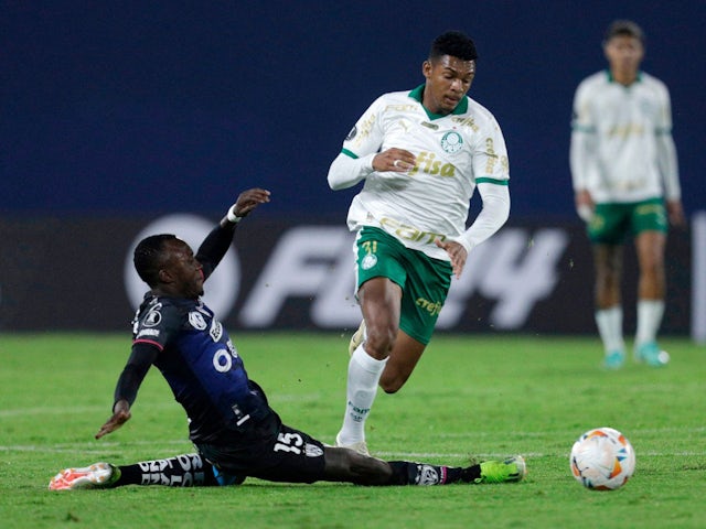 Independiente del Valle's Beder Caicedo in action with Palmeiras' Luis Guilherme on April 24, 2024