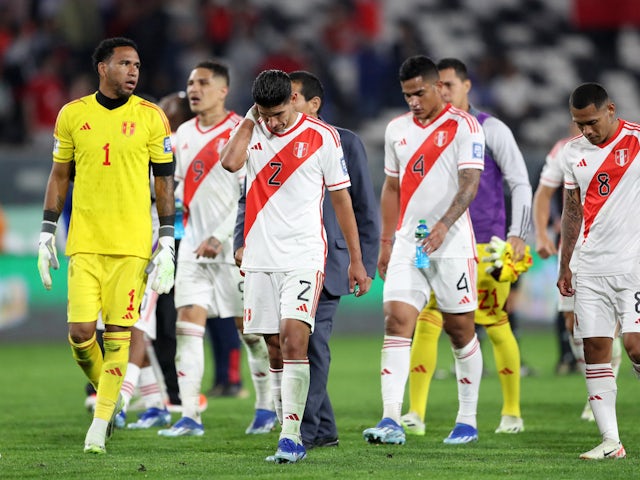 Luis Abram y sus compañeros peruanos salen abatidos tras un partido de clasificación para el Mundial 2023 en noviembre