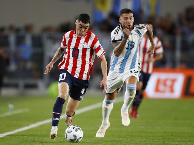 Miguel Almiron rê bóng cho Paraguay ở vòng loại World Cup 2023