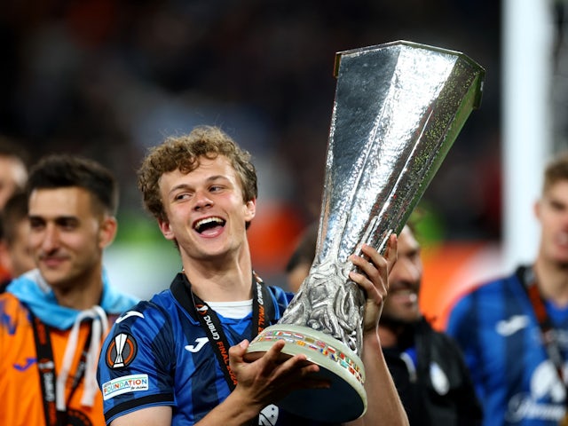 Atalanta's Giorgio Scalvini celebrates with the trophy after winning the Europa League on May 22, 2024