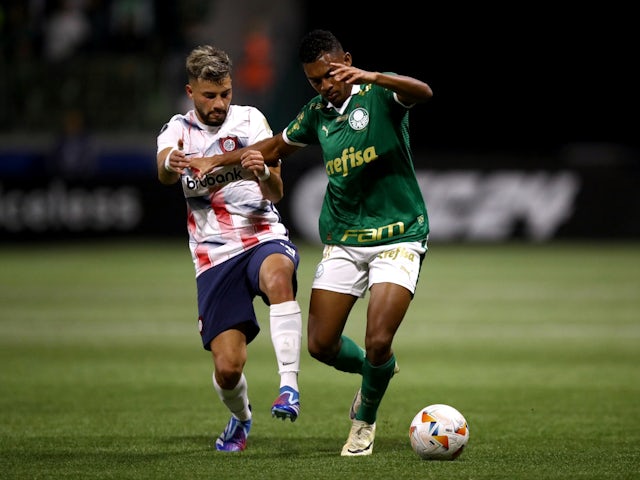 Luis Guilherme của Palmeiras đấu với Ivan Leguizamon của San Lorenzo vào ngày 30 tháng 5 năm 2024