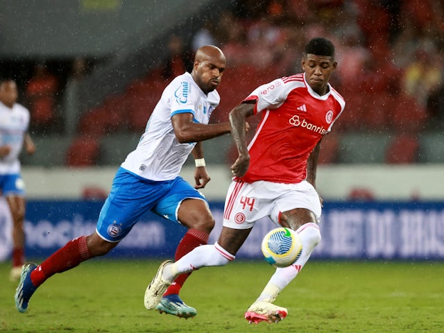 Internacional's Vitao thi đấu với Oscar Estupinan của Bahia vào ngày 13 tháng 4 năm 2024
