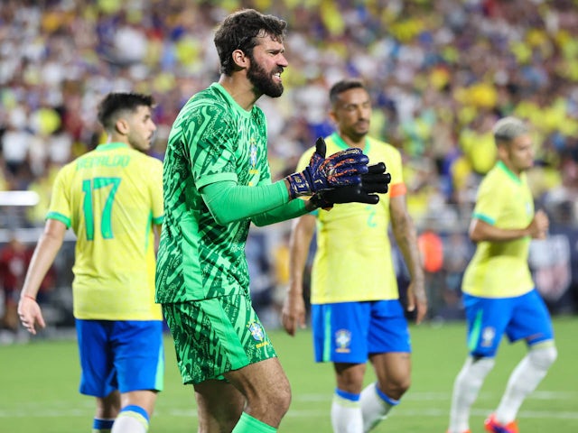 Alisson phản ứng với lối chơi của Brazil trong trận giao hữu với Mỹ vào tháng 6 năm 2024