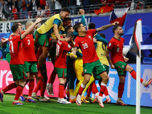 Francisco Concecao de Portugal celebra su segundo gol con sus compañeros el 18 de junio de 2024