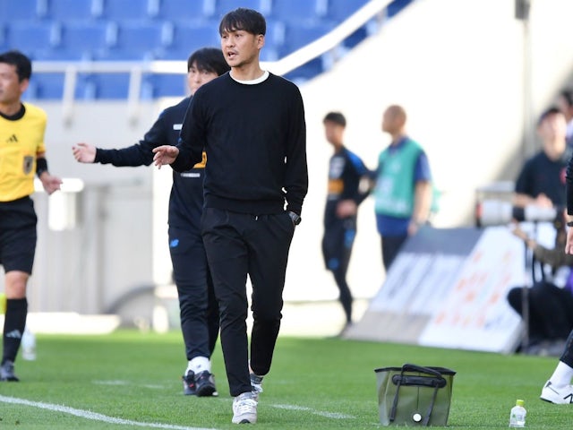 Huấn luyện viên trưởng Sagan Tosu Kenta Kawai trong trận đấu J1 League 2024 giữa Urawa Red Diamonds 3-0 Sagan Tosu tại Sân vận động Saitama 2002 ở Saitama, Nhật Bản, ngày 7 tháng 4 năm 2024 (IMAGO)