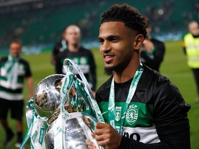 Sporting Lisbon's Marcus Edwards pictured with the Primeira Liga trophy on May 18, 2024 [IMAGO]
