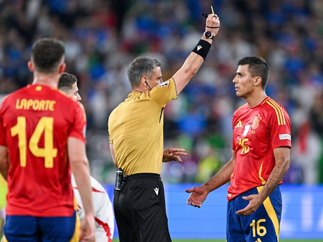 El español Rodri recibió una tarjeta amarilla del árbitro Slavko Vincic en junio de 2024 [IMAGO]
