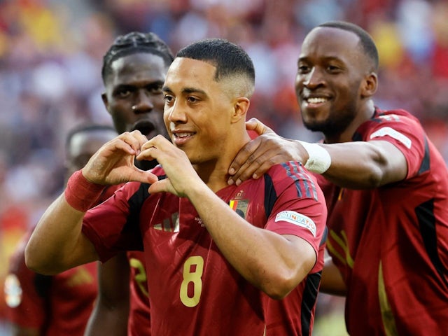  Belgičan Youri Tielemans oslavuje svoj prvý gól s Dodi Lukebakiom a Amadou Onanom 22. júna 2024.