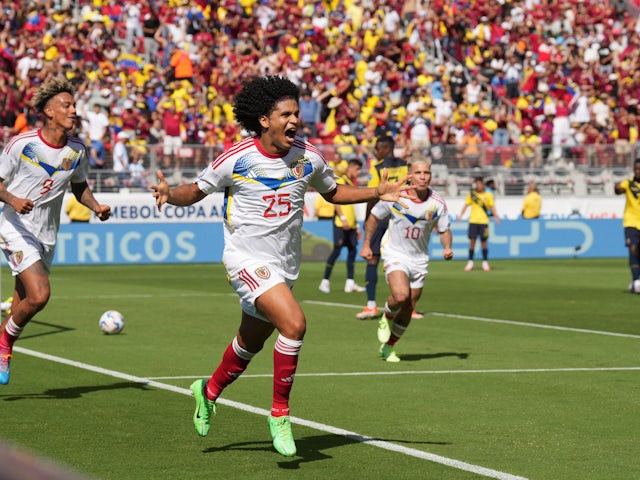 Tiền đạo người Venezuela Eduardo Bello ăn mừng bàn thắng trong trận mở màn Copa America 2024