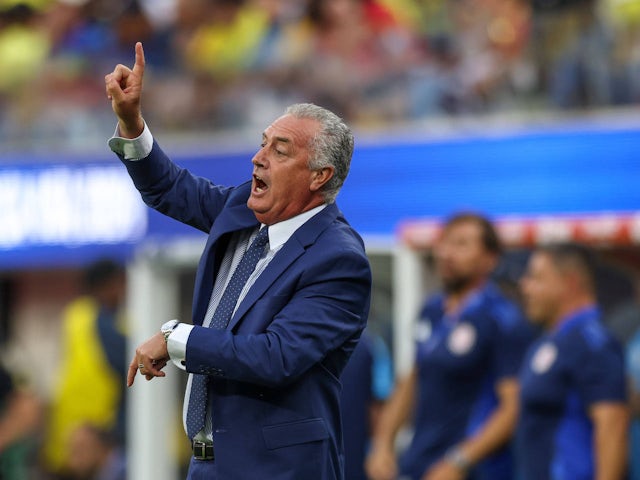  O técnico da Costa Rica, Gustavo Alfaro, grita instruções para sua equipe em 24 de junho de 2024