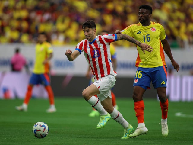  Matías Vilsanti persigue el balón para Paraguay el 24 de junio de 2024