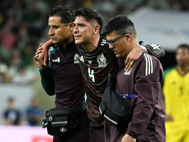 Mexico's Edson Alvarez leaves the field limping on June 22, 2024 [IMAGO]