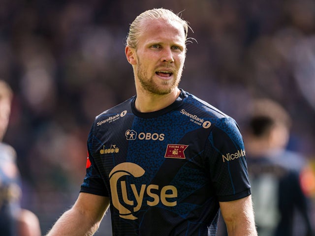 Tiền đạo người Viking Lars-Jorgen Salvesen thi đấu vào ngày 14 tháng 4 năm 2024 (IMAGO)