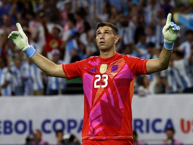  Emiliano Martinez celebrates for Argentina on July 5, 2024