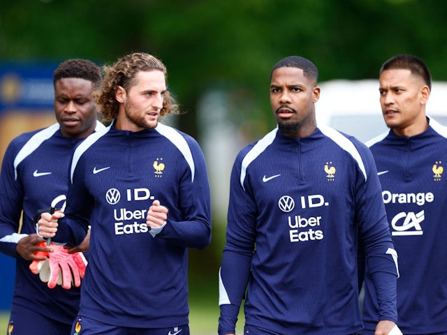 France's Adrien Rabiot, Mike Maignan and teammates during training on May 30, 2024