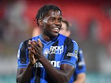 Atalanta's Caleb Okoli applauds fans after the match on September 5, 2022