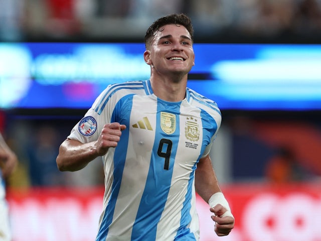 Julian Alvarez của Argentina ăn mừng khi ghi bàn thắng đầu tiên vào ngày 9 tháng 7 năm 2024