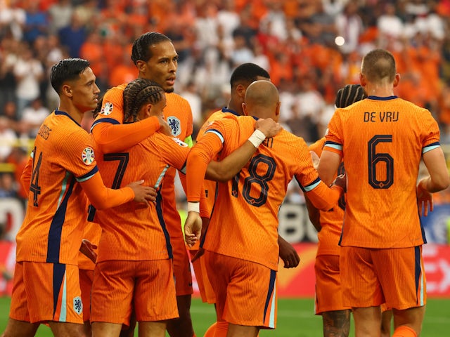 Netherlands players celebrate Xavi Simons' goal against England on July 10, 2024