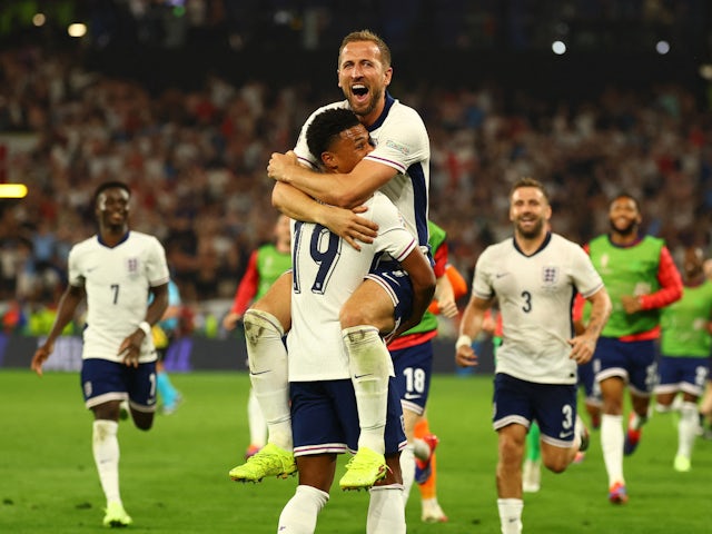 El internacional inglés Harry Kane celebra con Ollie Watkins el 10 de julio de 2024