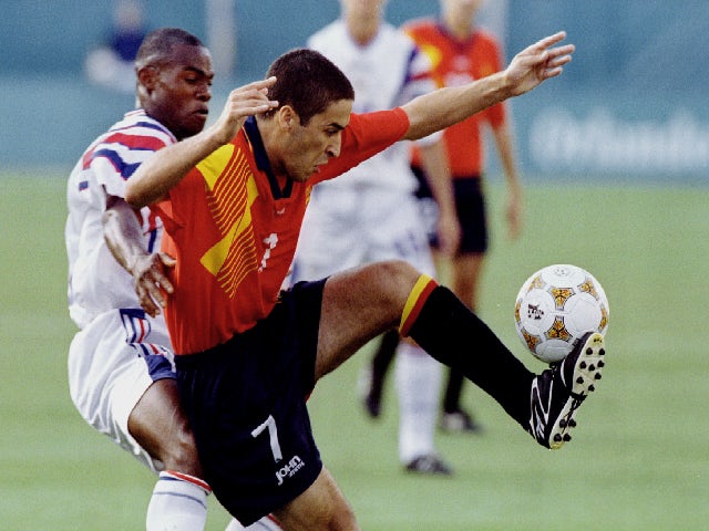 El español Raúl González (derecha) controla el balón del francés Martin Djeto en el Florida Citrus Ball durante la primera ronda de la competición olímpica de fútbol el 22 de julio.