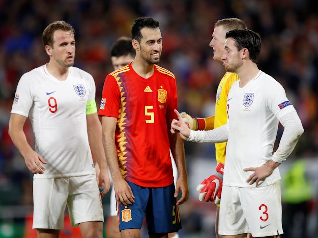 El jugador de la selección española Sergio Busquets conversa con el jugador de la selección inglesa Ben Chilwell el 15 de octubre de 2018.