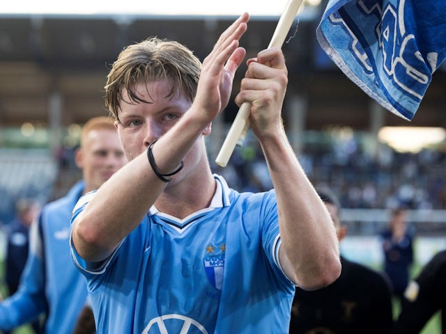 Nils Zatterstrom của Malmo FF cảm ơn khán giả sau trận đấu bóng đá ở Allsvenskan giữa Sirius và Malmo FF vào ngày 19 tháng 7 năm 2024 tại Uppsala.  (vào ngày 20 tháng 7 năm 2024)