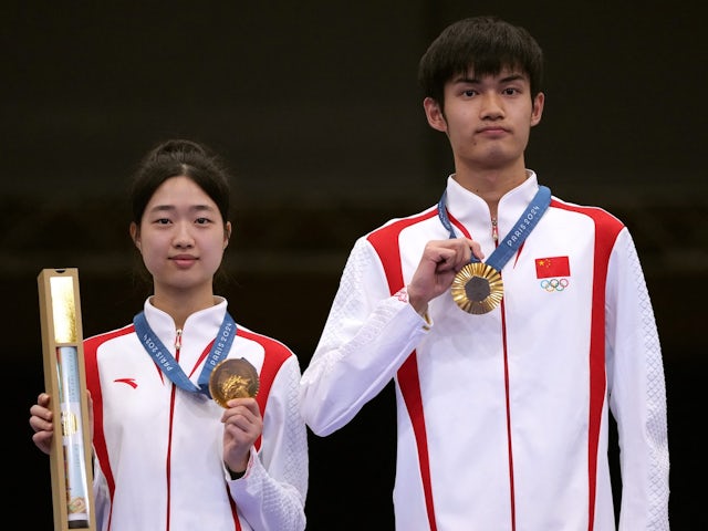 Gold medallists Yuting Huang (L) of China and Lihao Sheng of China pose with their medals on July 27, 2024