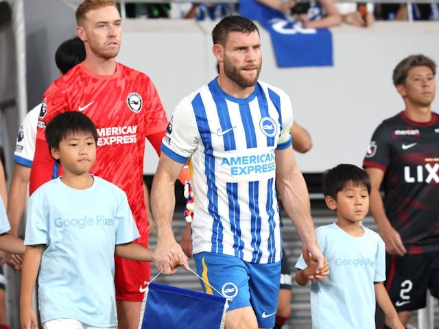 Tiền vệ James Milner (C) của Brighton & Hove Albion của Giải Ngoại hạng Anh vào sân cùng những đứa trẻ hộ tống trong trận đấu trước mùa giải với Kashima Antlers của Nhật Bản tại sân vận động quốc gia Nhật Bản ở Tokyo vào Thứ Tư, ngày 24 tháng 7 năm 2024 (vào ngày 26 tháng 7 năm 2024 )