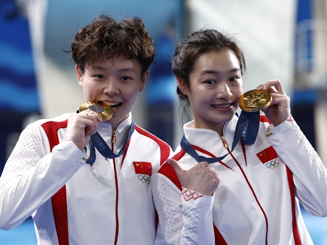 Gold medallists Yani Chang of China and Yiwen Chen of China pose with their medals on July 27, 2024