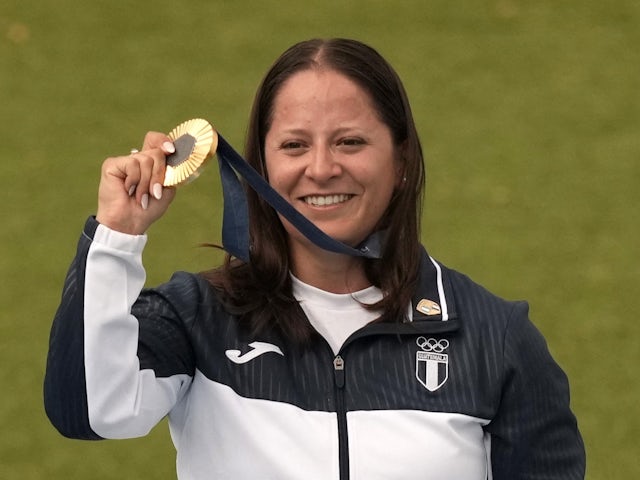 Gold medallist Adriana Ruano Oliva of Guatemala poses with her medal on July 31, 2024