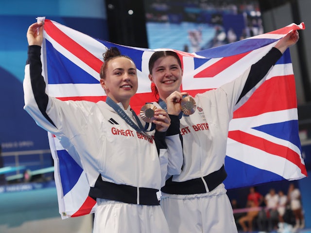 Bronze medalists Andrea Spendolini Sirieix (R)/Lois Toulson of Great Britain pose for photos after the women s synchronised 10m platform final of diving at the Paris 2024 Olympic Games on July 31, 2024