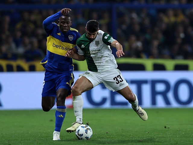 Emanuel Insua of Banfield in action against Boca Juniors on August 1, 2024