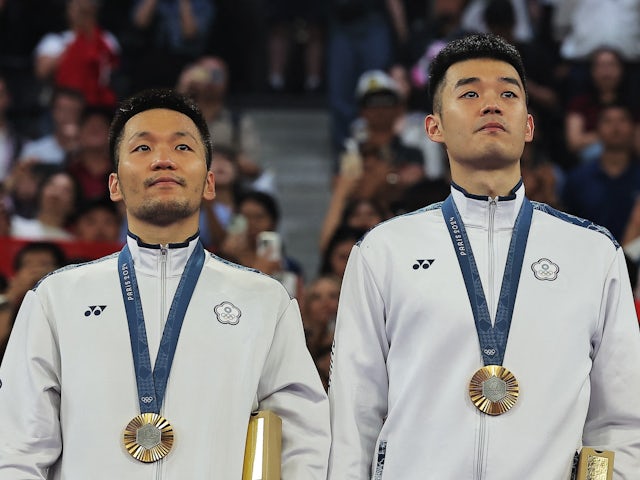 Gold medallists Chi-Lin Wang of Taiwan and Yang Lee of Taiwan react during the ceremony on August 4, 2024